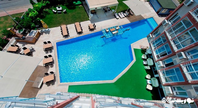 نمای زیبای استخر روباز